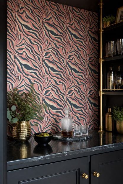 Zebra Desenli Duvar Kağıdı Pudra Pembe Siyah Salon