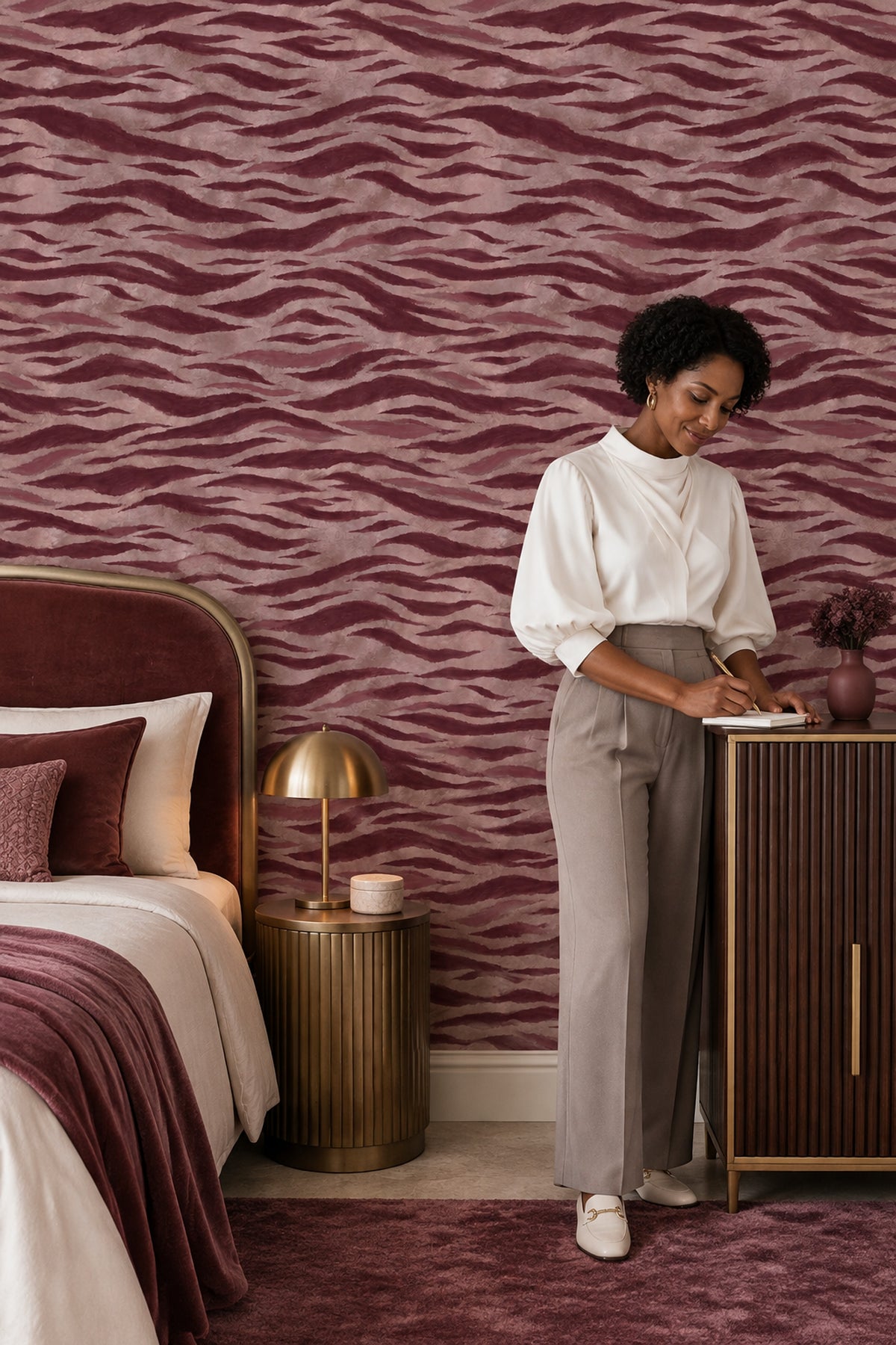 Dalgalı Soyut Desenli Duvar Kağıdı Bordo Bej Salon