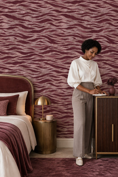 Dalgalı Soyut Desenli Duvar Kağıdı Bordo Bej Salon