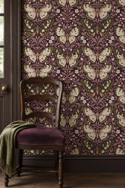 Kelebekli Duvar Kağıdı Mor Zeminli Vintage Salon