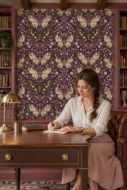 Kelebekli Duvar Kağıdı Mor Zeminli Vintage Salon